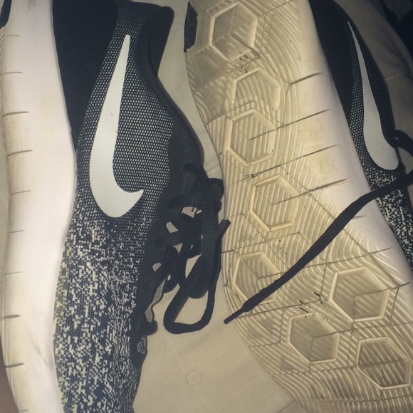 Nike tennis shoes - Picture 2 of 3